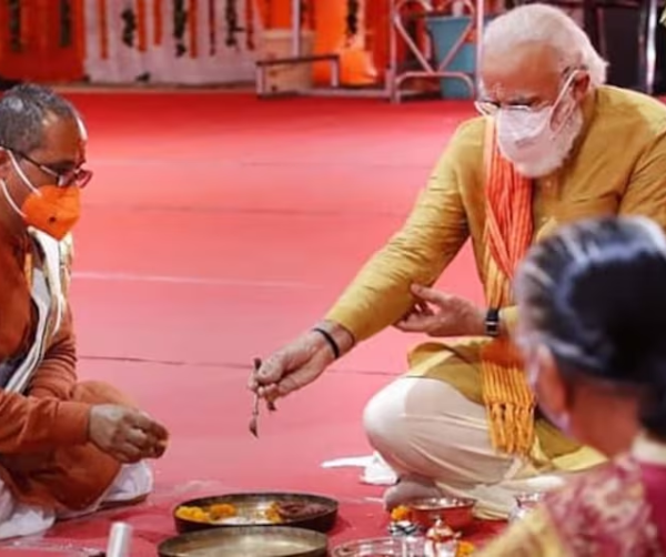 प्रधानमंत्री नरेंद्र मोदी अयोध्या में राम मंदिर का भूमि पूजन करते हुए